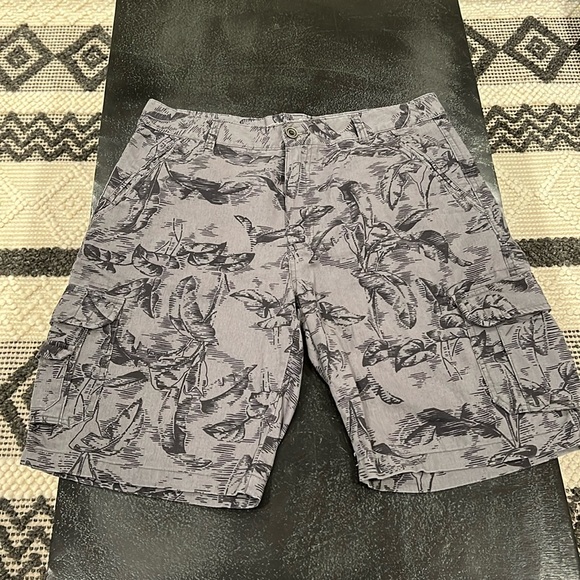 Paradise Collection Men's Black and Gray Tropical Print Cargo Shorts Size 36 - Picture 13 of 13